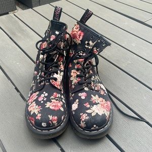 Dr. Airwair martens. 39. Flower boot